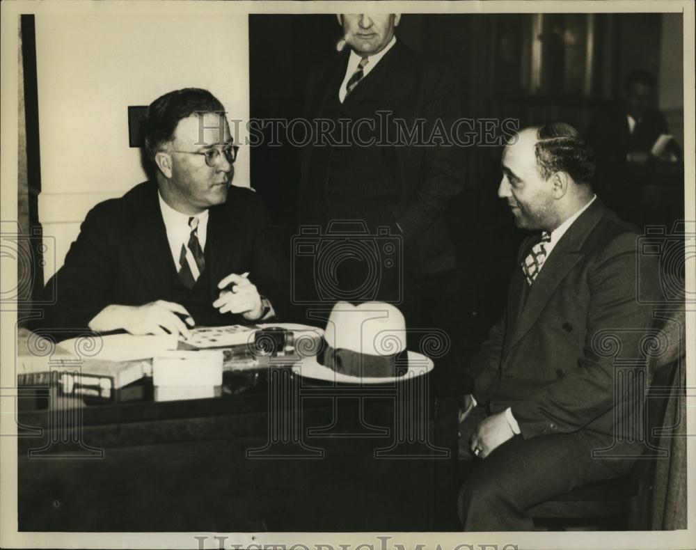 1936 Press Photo Frank Savastano surrender to DeptMarshall Daniel L Hurlihy - Historic Images