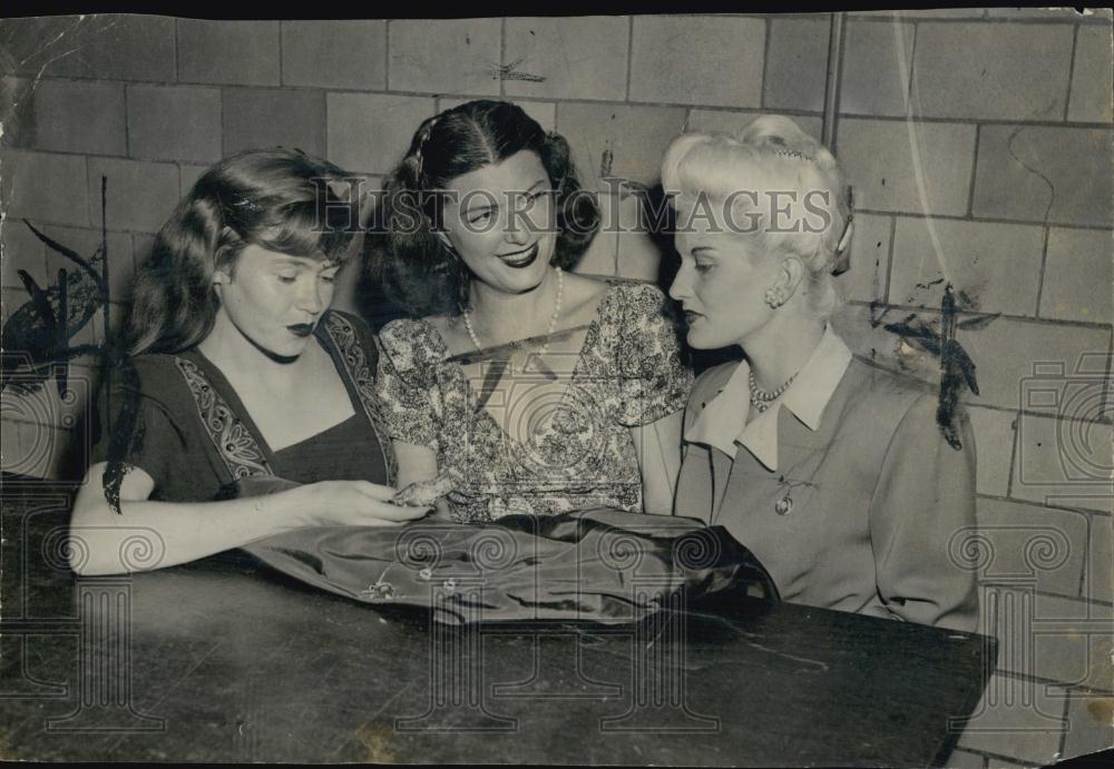 1947 Press Photo Mitch Levi, Mrs Loew, jewelry owner, Mrs Harrey Taylor - Historic Images