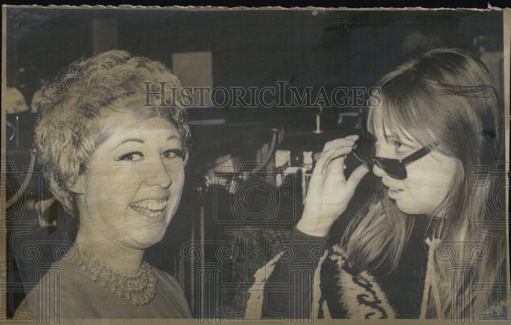 1968 Press Photo UPI writer Pat Davis &amp; other woman - RSL04655 - Historic Images