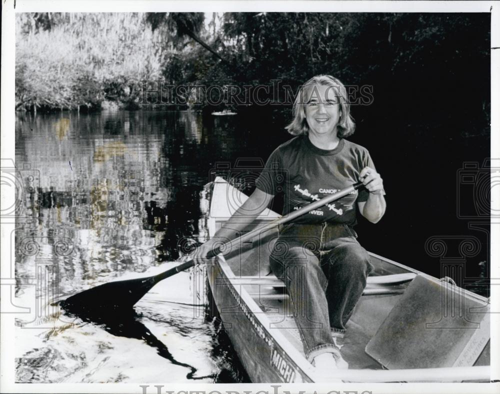 1988 Press Photo Sybil Cribbs Flooding Hurt Family Canoeing Business - RSL69297 - Historic Images