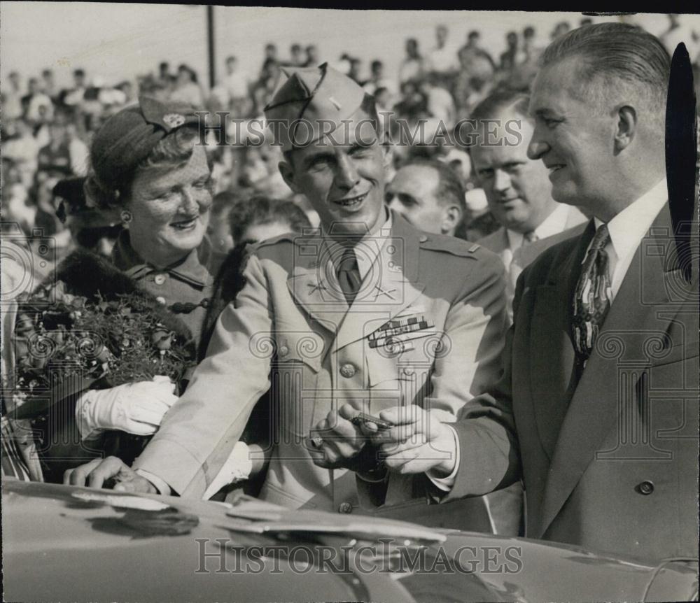 1957 Press Photo Headmaster Thomas A Blake presents keys to Ford Lt Walter May - Historic Images