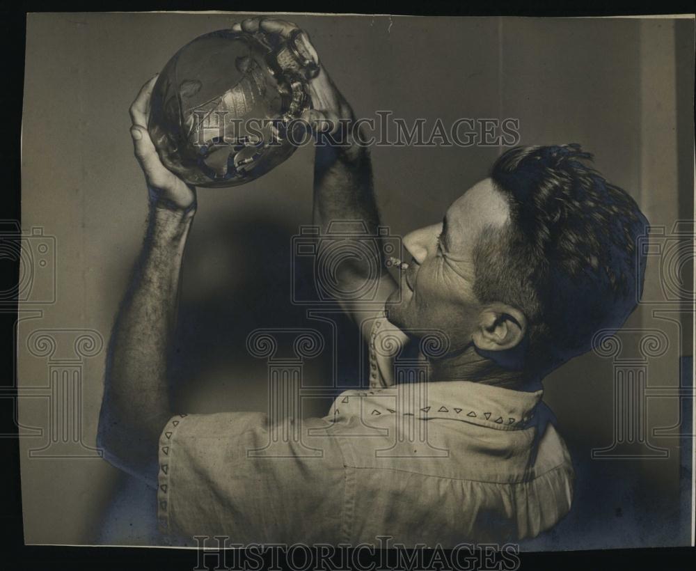 1946 Press Photo Walt Kent and a coral snake in a jar - RSL95499 - Historic Images