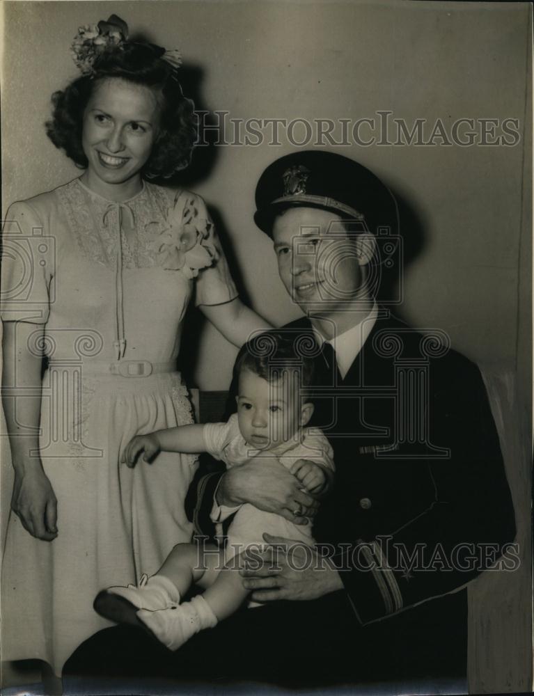 1945 Press Photo LtNathaniel Tomson with wife Mildred Hamilton and son Rodney - Historic Images