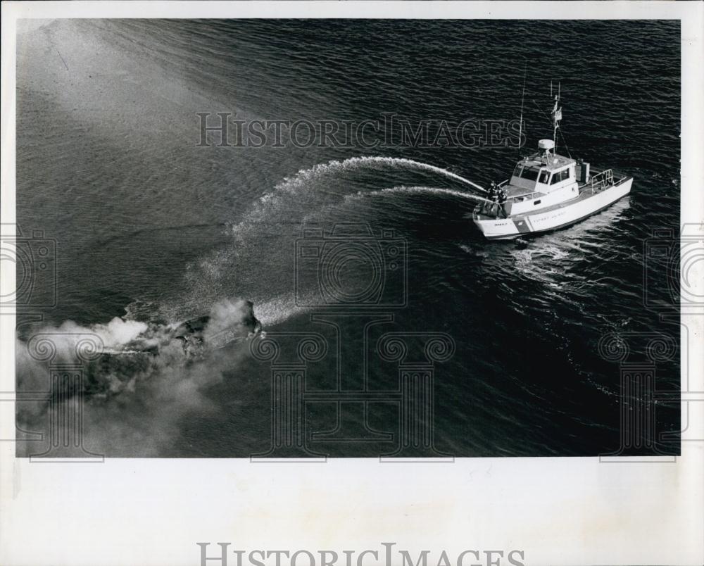 1980 Press Photo Coast Guard, Boat Fire, Norris Horwitz, Apollo Beach - Historic Images