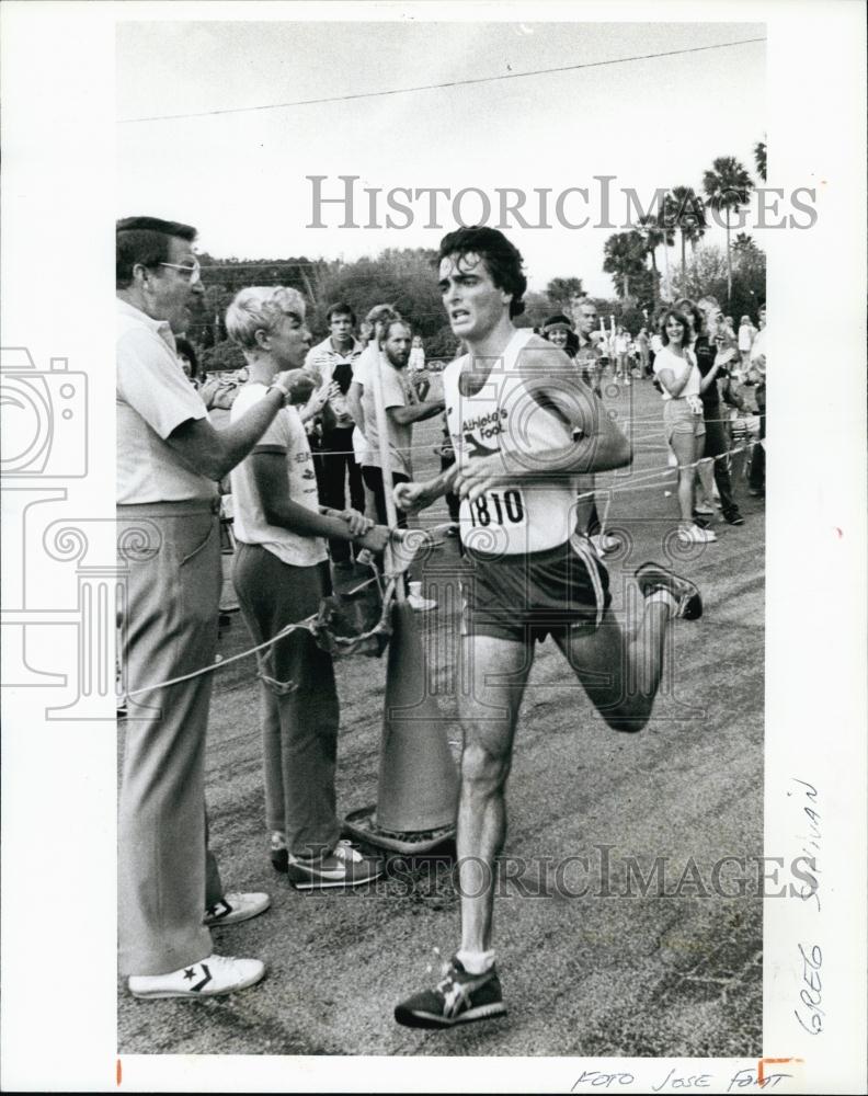 1982 Press Photo Greg Sullivan Race track and field Clearwater - RSL63107 - Historic Images