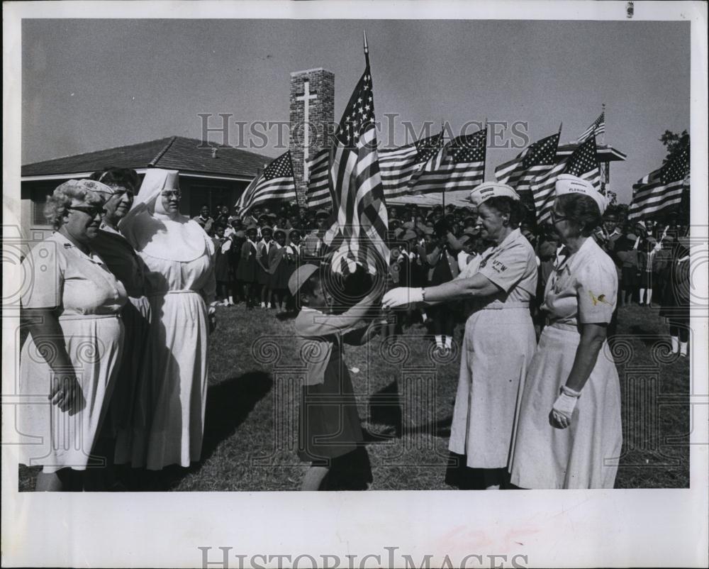 1965 Press Photo American Flag, Veterans Foreign Wars, Marie Roman, B Boykins - Historic Images