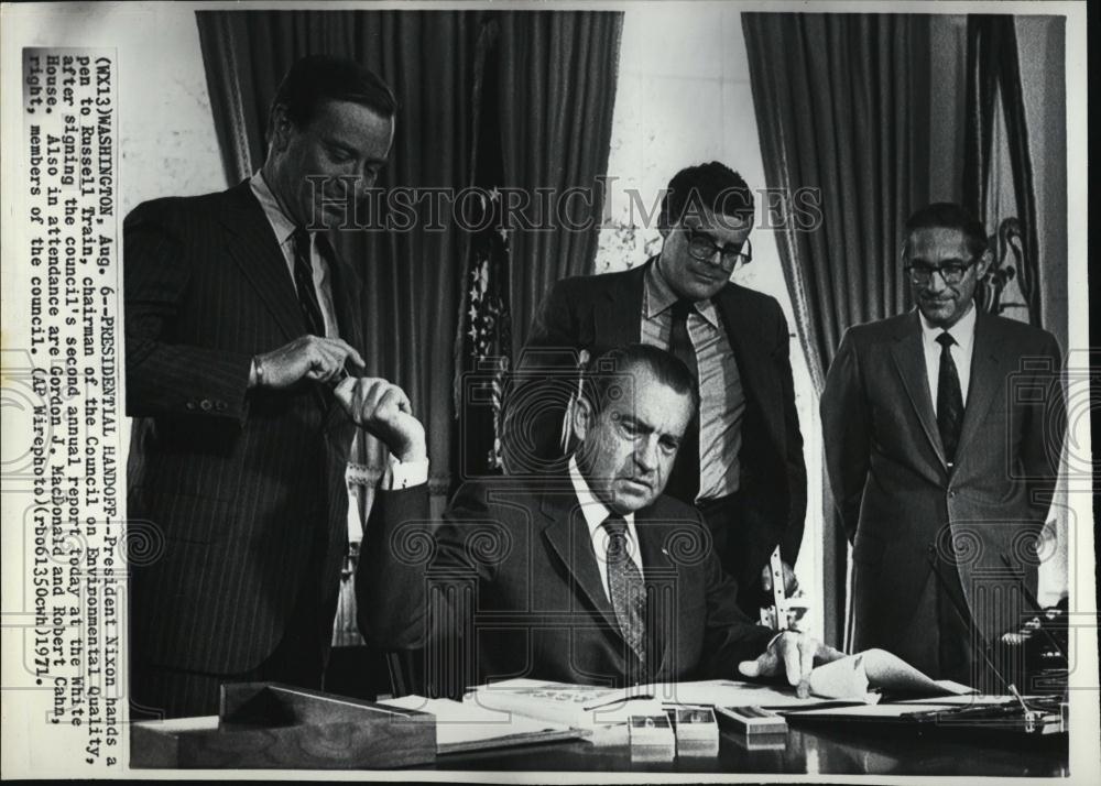 1971 Press Photo President Nixon Signs Environmental Quality Council Report - Historic Images