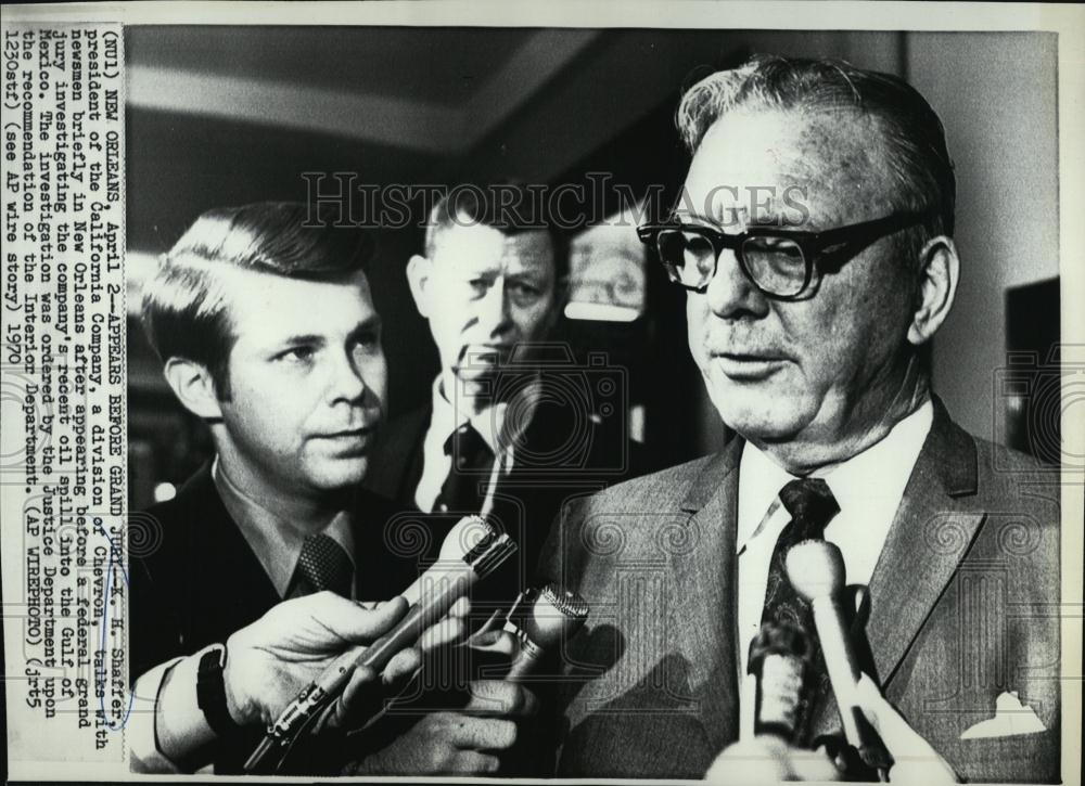 1970 Press Photo KH Shaffer,Pres of the CA Company talked with newsman - Historic Images