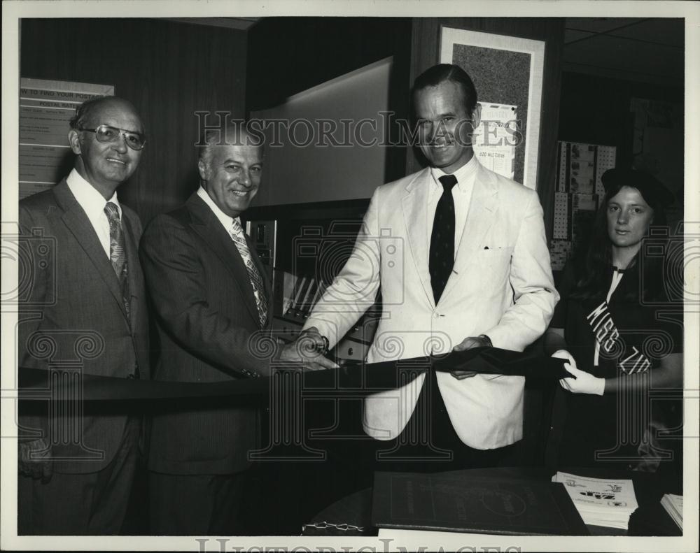 1973 Press Photo Dr Charles Sander General Director Mass General Hospital - Historic Images