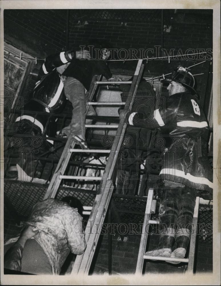 1971 Press Photo Firefighters with ladder Rescue MB Fires - RSL78631 - Historic Images