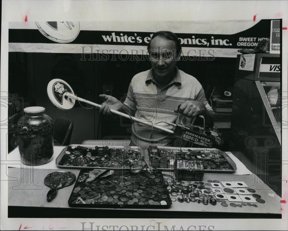 1982 Press Photo Darwin Potter electronic metal detector collection treasure - Historic Images