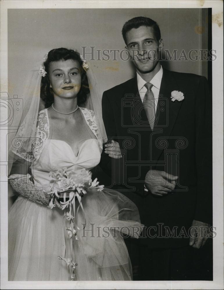 Press Photo Mr &amp; Mrs R,E, Williams in their wedding photo - RSL91349 - Historic Images