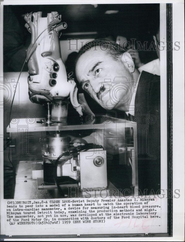 1959 Press Photo Soviet Dep Premier Anastas Mikoyan looks at human heart model - Historic Images