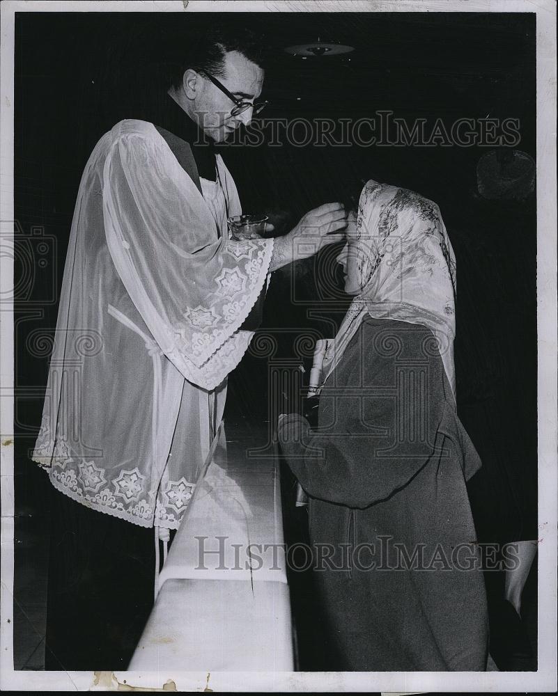 1962 Press Photo Arch St Shrine Dorothy Murphy ashes Marshall Della Penna - Historic Images