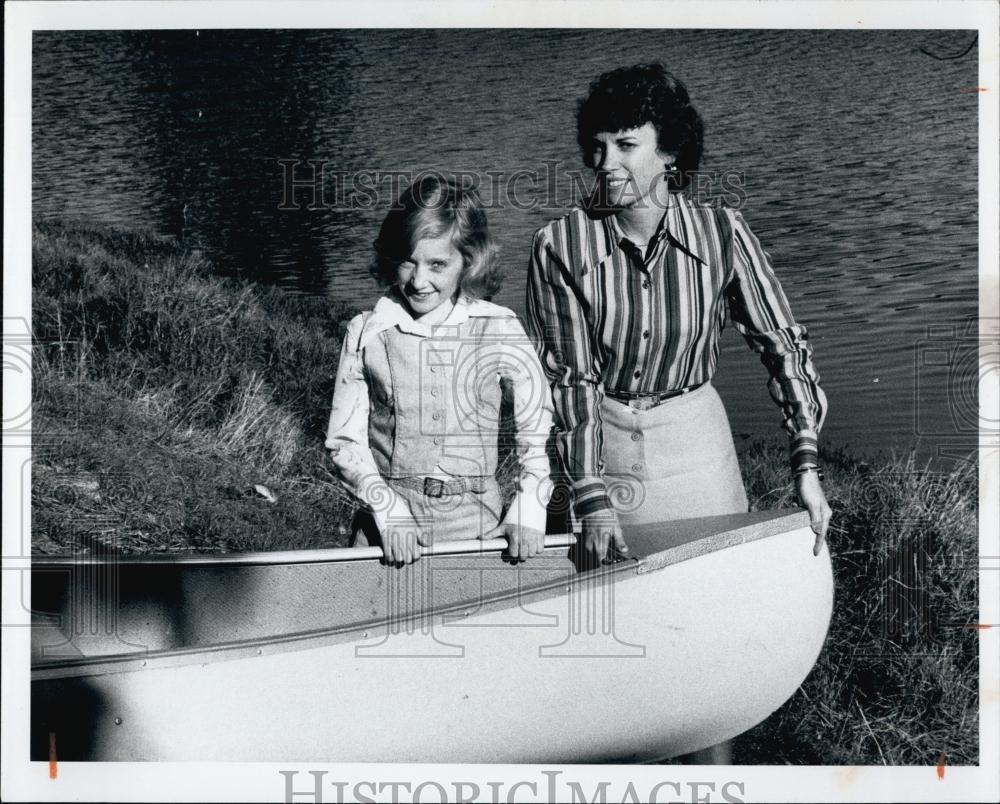 1976 Press Photo Vicki Miley, Manager of Timberlake Apartments - RSL69923 - Historic Images