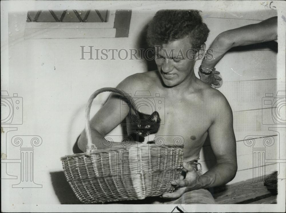 1957 Press Photo Berie Watson Crewman Mayflower with Mascot Felix Cat - Historic Images