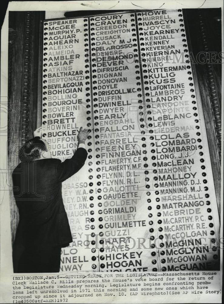 1972 Press Photo House Clerk Wallace C Mills Prepares House's Vote Board - Historic Images