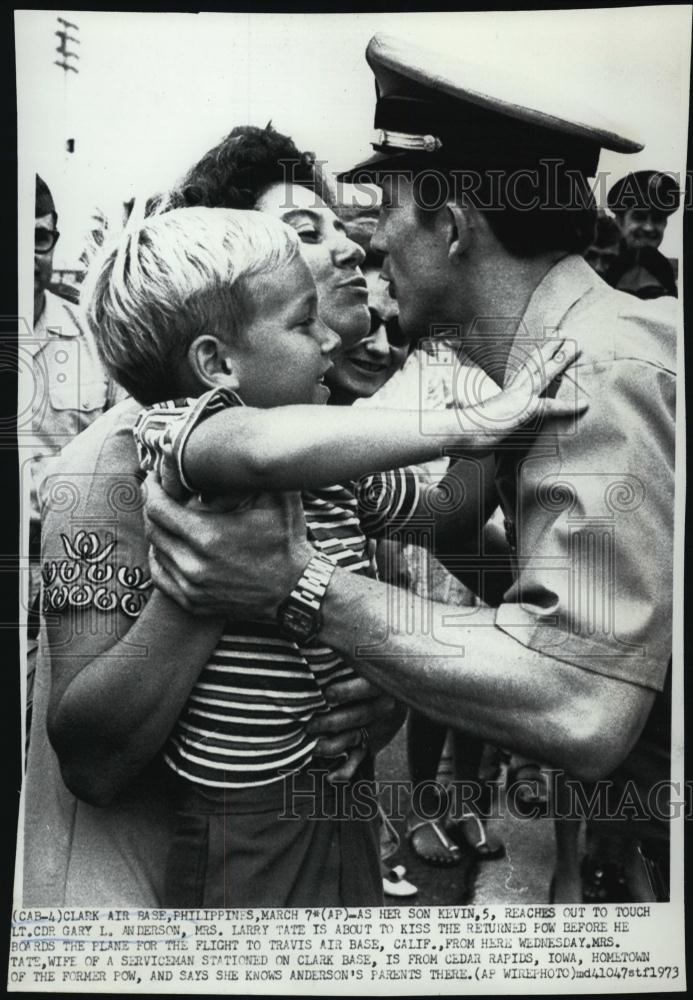 1973 Press Photo Lt Cdr Gary L Anderson and son Kevin Clark Air Base - Historic Images