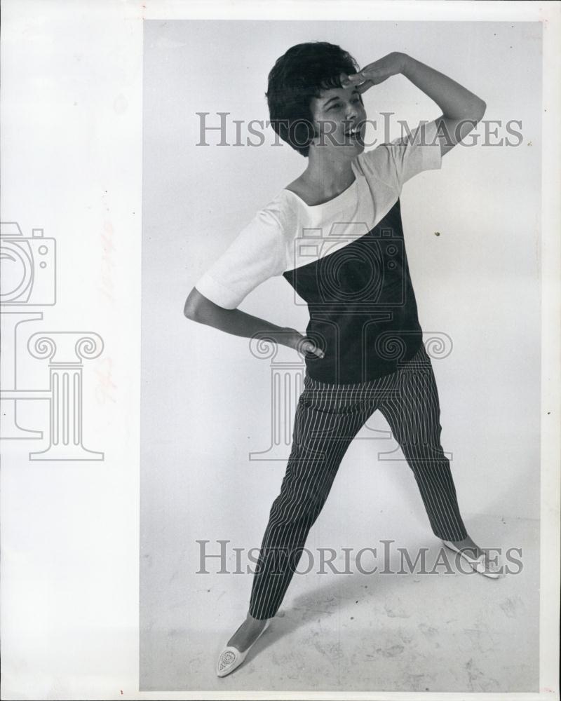 1967 Press Photo Mrs Bobbie Youngblood pipes in stretch denim with knit shirt - Historic Images