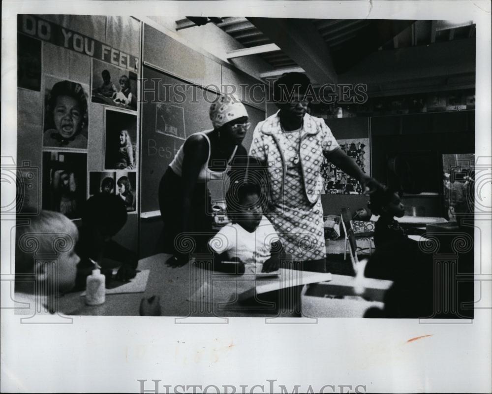 1976 Press Photo Retired Principal of Tillman Elem School Carolyn Thompson - Historic Images