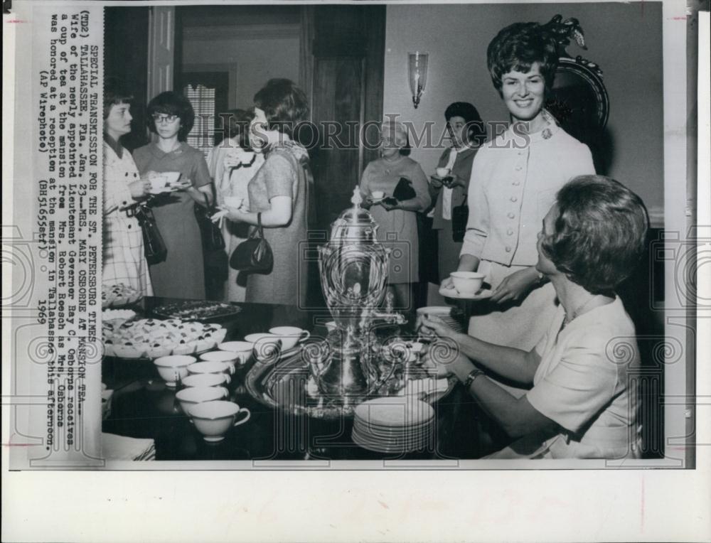 1969 Press Photo Mary Osborne Wife Of Lt Gov Ray Osborne Attends Tea Event - Historic Images