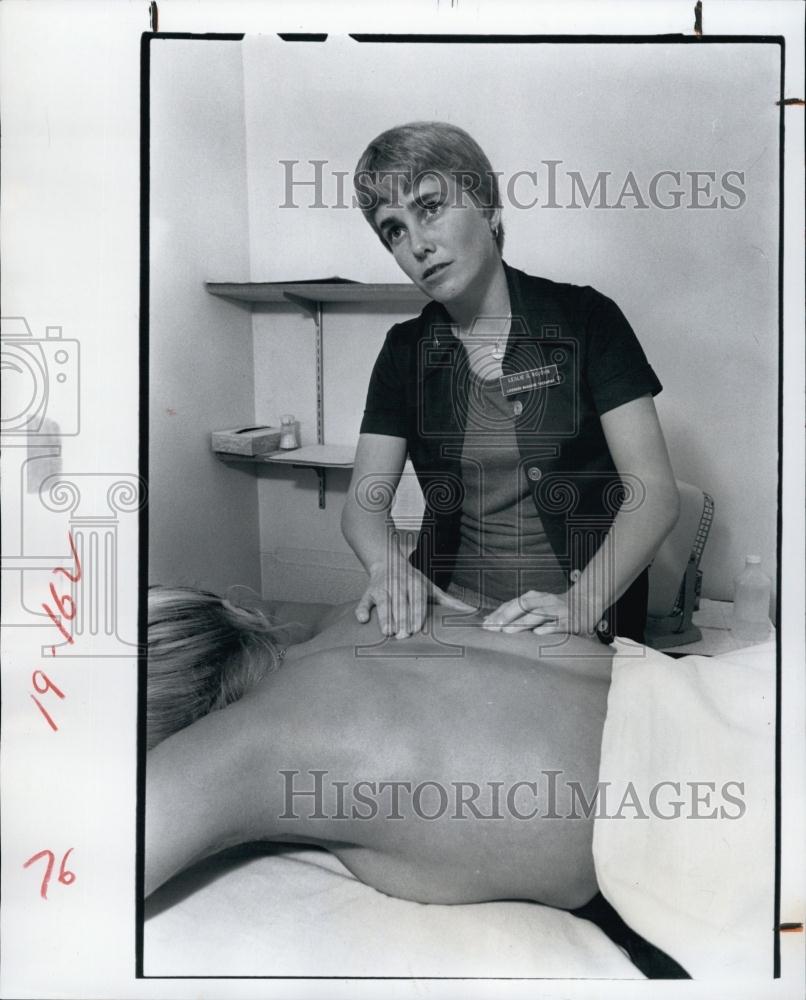 1981 Press Photo Masseuse and former nurse Leslie Rojohn - RSL65753 - Historic Images