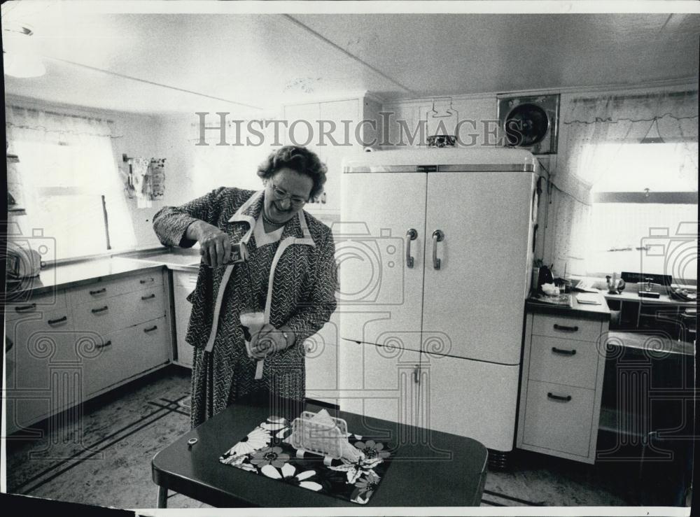 1975 Press Photo Mrs Kate Smith in her kitchen at home - RSL04883 - Historic Images