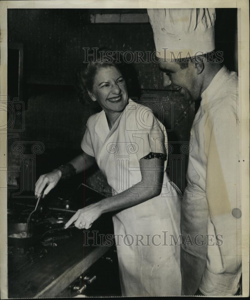 1944 Press Photo Wife Of General Mark Clark Cooking Pork Chops For General - Historic Images