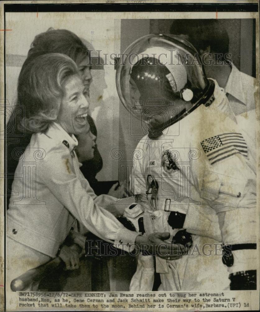 1972 Press Photo Jan Evans Hugging Astronaut Husband Ron - RSL65177 - Historic Images