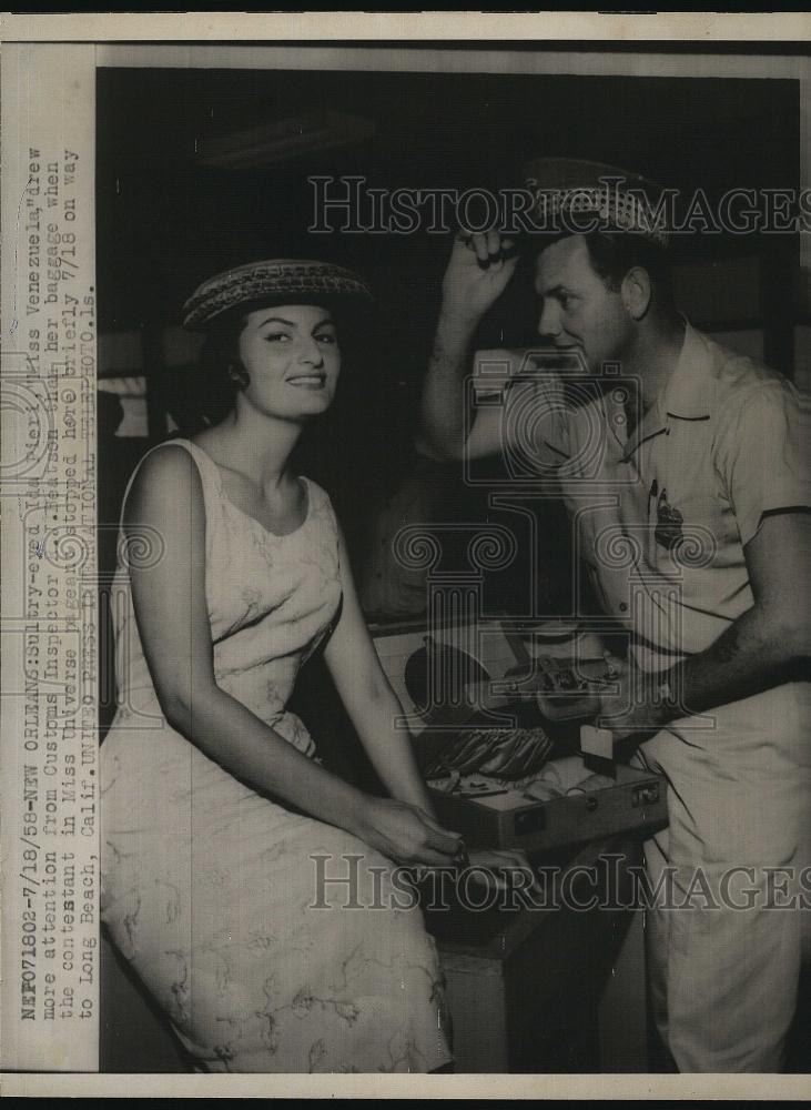 1958 Press Photo Miss Venezuela Ida Pieri with Customs Inspector R J Heatson - Historic Images