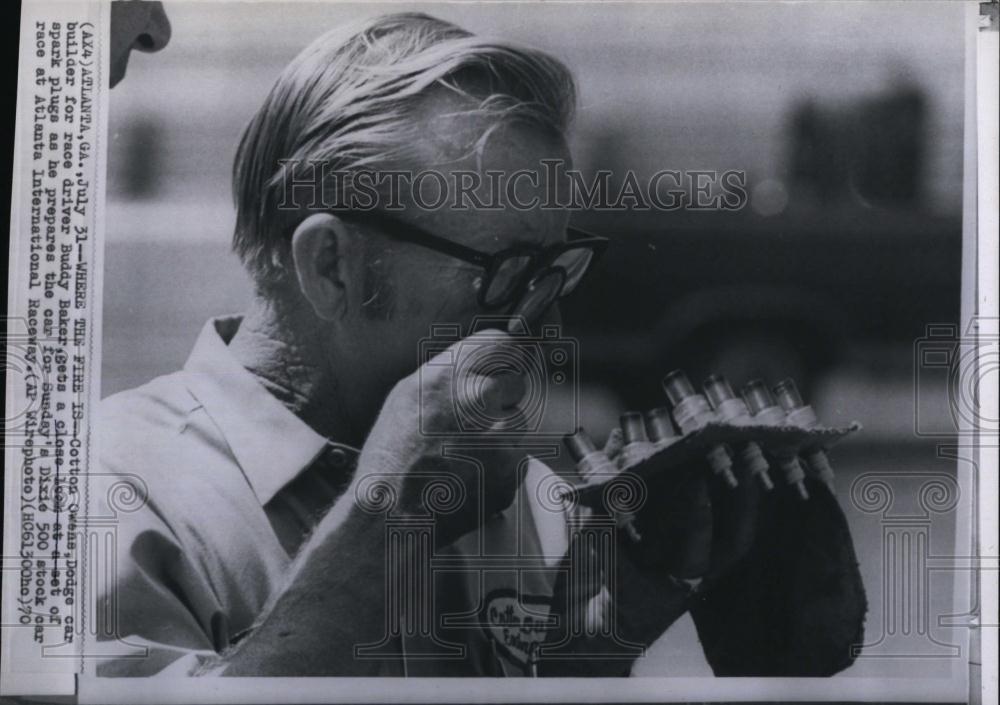 1970 Press Photo Cotton Owens Dodge car builder for driver Buddy Baker - Historic Images