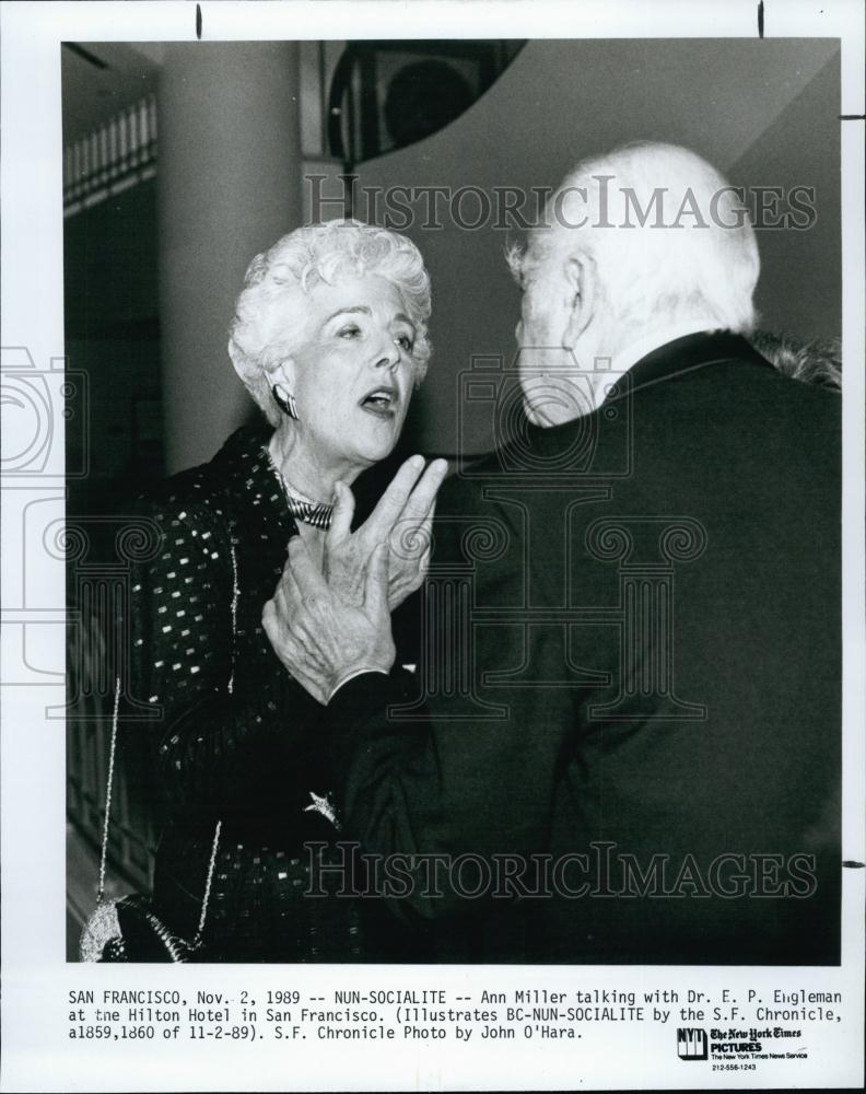 1989 Press Photo Ann Miller Talks With Dr EP Engleman - RSL65967 - Historic Images