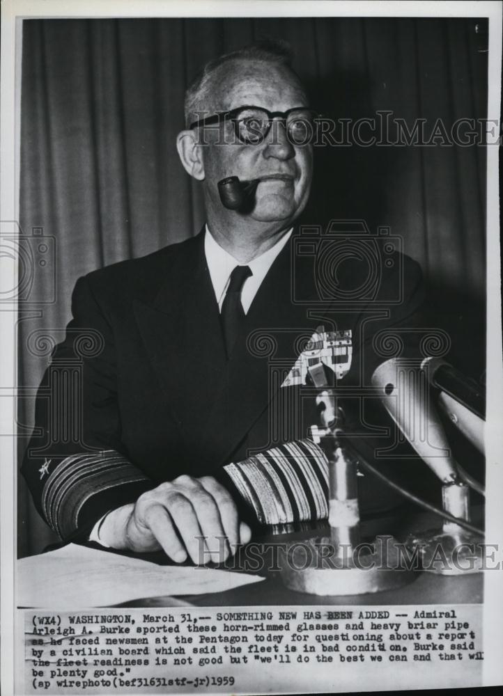 1959 Press Photo Admiral Arleigh Burke speaking at a conference at the Pentagon - Historic Images