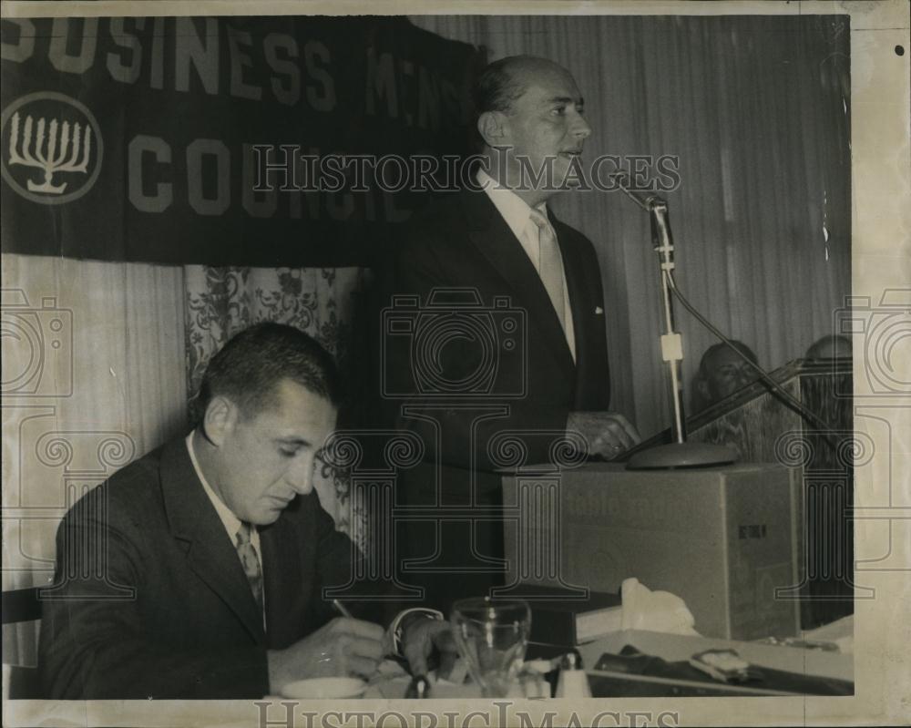 1957 Press Photo Zvi Kolitz of Israel &amp; Harria Libby at Mens Council - RSL86293 - Historic Images