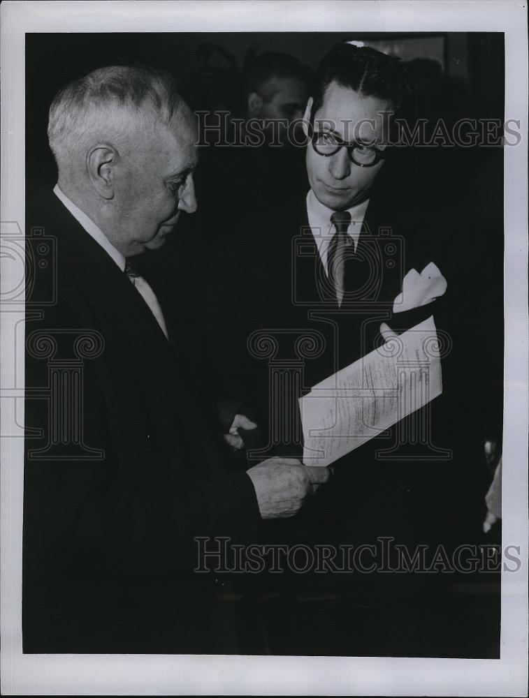 1950 Press Photo Joseph Duke Serves Subpeona Harry B Mitchell - RSL82181 - Historic Images