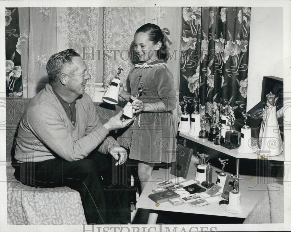 1956 Press Photo BPD patrolman James Concannon &amp; daughter kate - RSL05543 - Historic Images