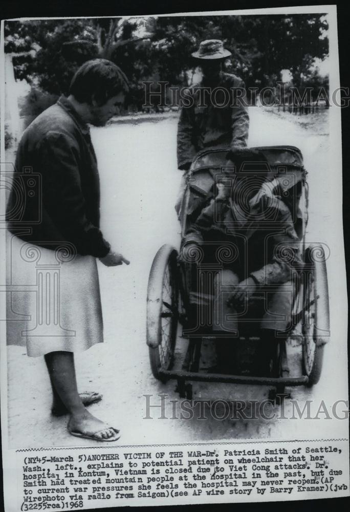 1968 Press Photo Dr Patricia Smith With Patients Vietnam War Victims - RSL43855 - Historic Images