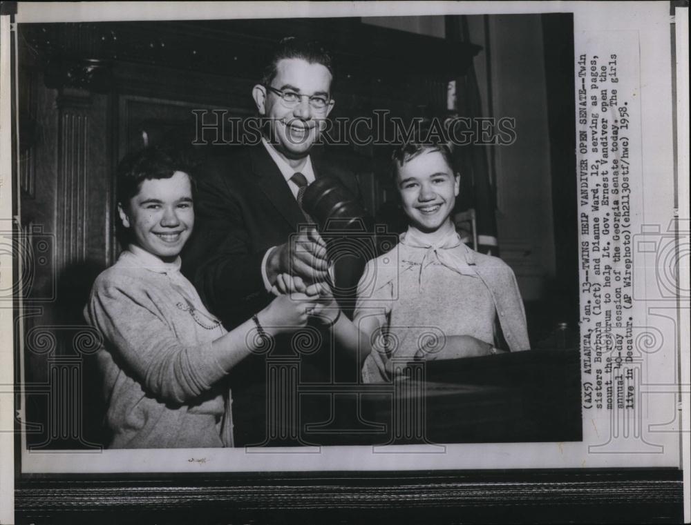 1958 Press Photo twins Barbara and Dianne Ward serving as pages to Gov Vandiver - Historic Images