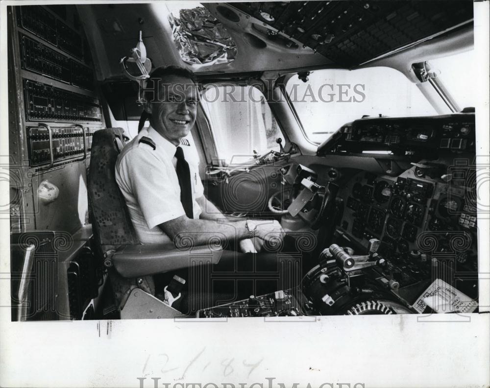 1990 Press Photo Airline Captain Jack Walker - RSL97977 - Historic Images