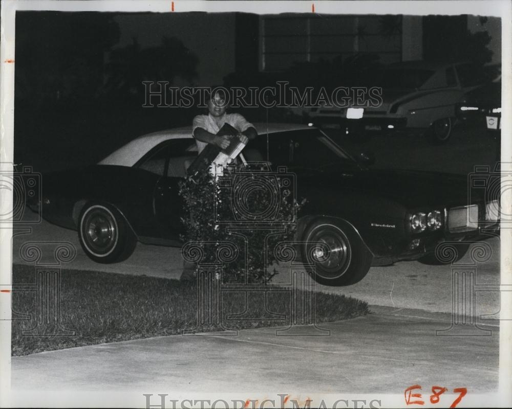 1976 Press Photo Captured photo of Teen boy tearing mailbox of Seminole Resident - Historic Images