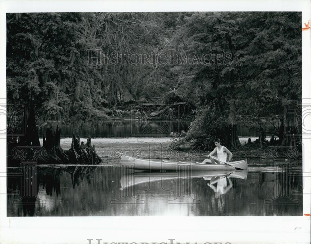 1988 Press Photo Charles Colburn Cannoes Through Hillsborough River For Fishing - Historic Images