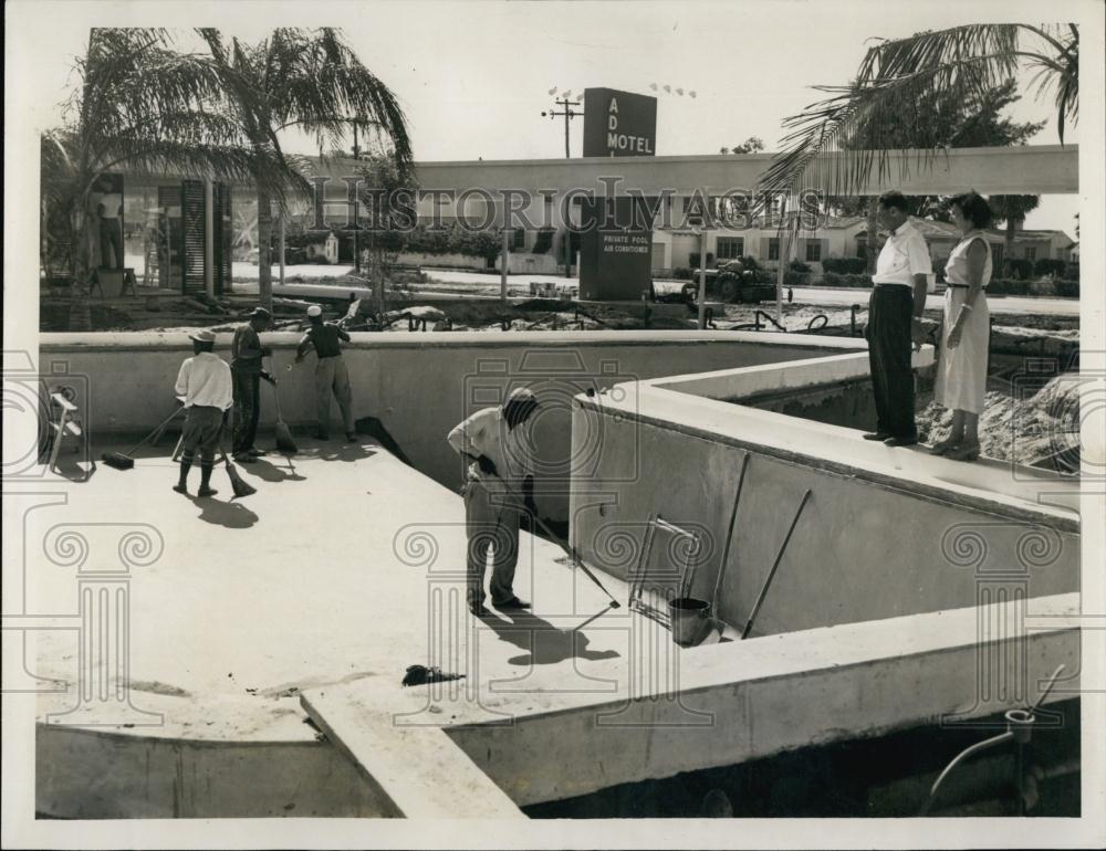 Press Photo Mr and Mrs Max Weintraub at Admiral Motel - RSL67611 - Historic Images