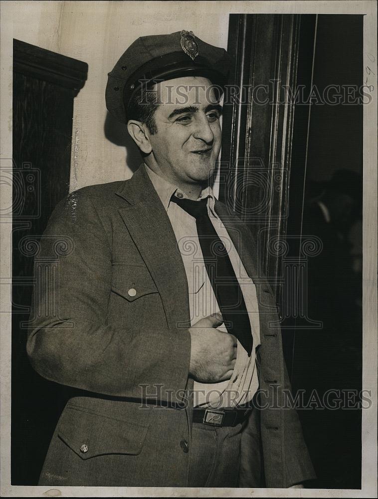 1954 Press Photo Pedro Veves Guard Held knife against three men - RSL78783 - Historic Images