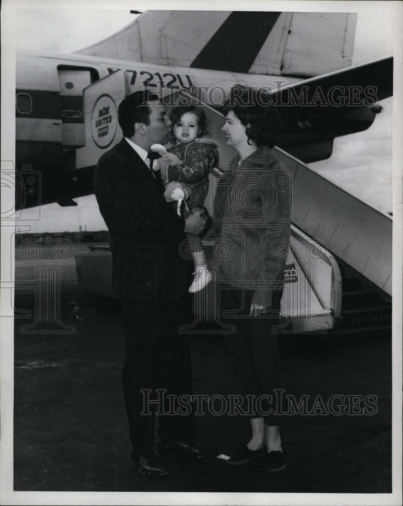 1963 Press Photo Boston Symphony Hansel Horbinson At Airport With Family - Historic Images