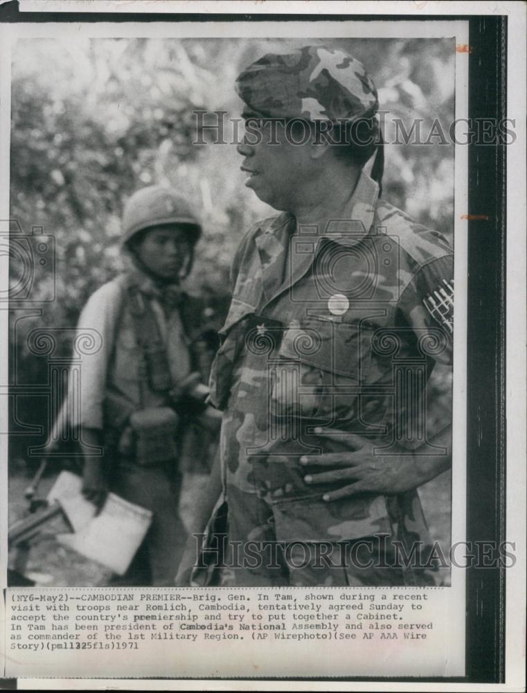 1971 Press Photo Brig Gen In Tam visits troops near Romlich Cambodia - Historic Images