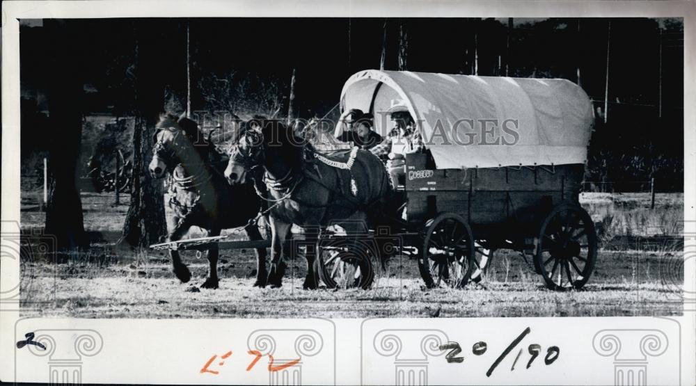 1976 Press Photo Porter Drives team pulling covered wagons - RSL68843 - Historic Images