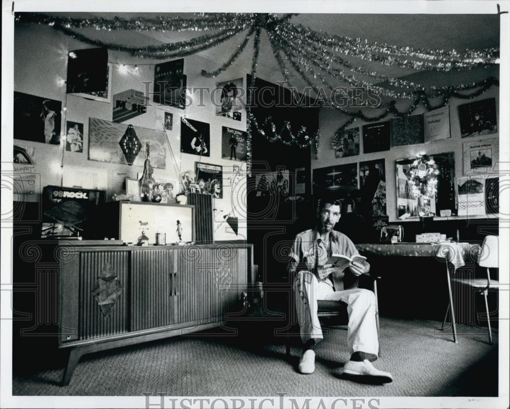 1976 Press Photo Chuck Miller found several ways to cut his electricity bill - Historic Images