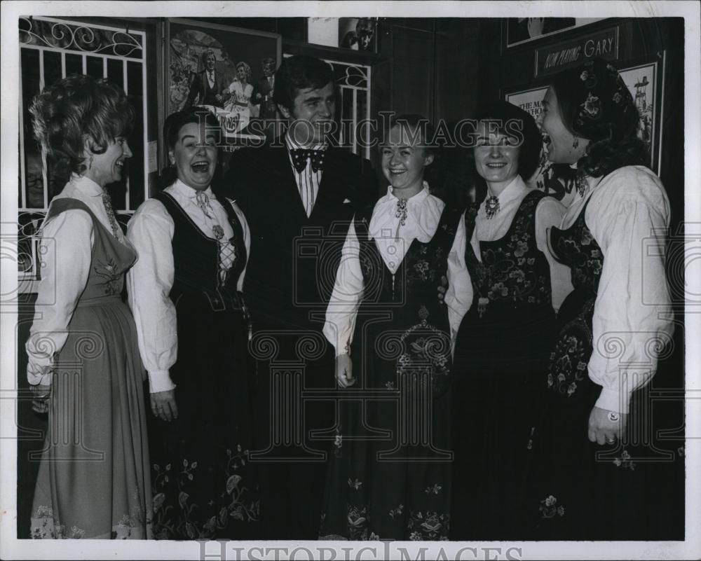 1971 Press Photo Frank Poretta standing with a group of people - RSL85813 - Historic Images