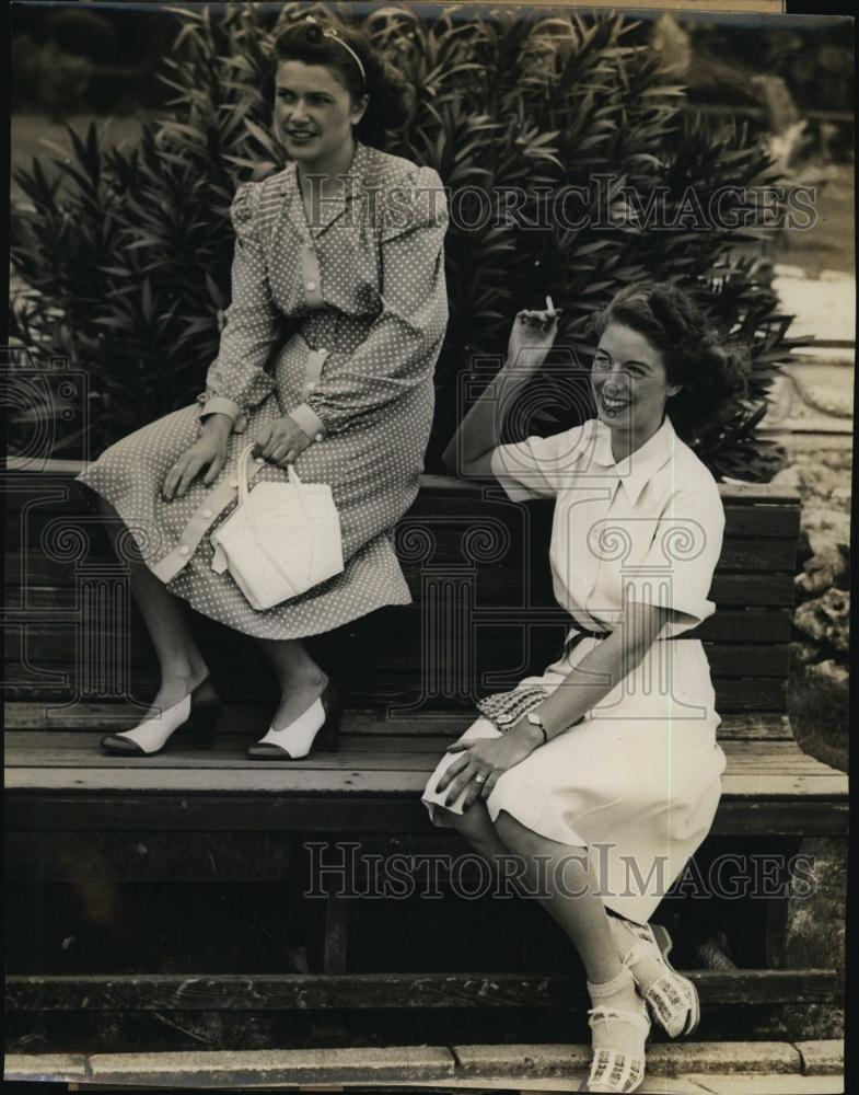 1940 Press Photo Tennis players Charlotte Crosby and MrsCH Gindron - Historic Images
