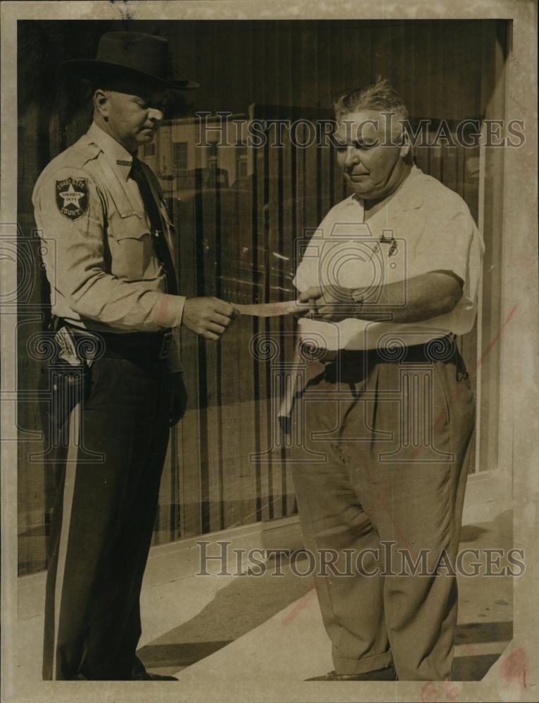 1958 Press Photo Deputy WH Jeeler Elmwood Thompson - RSL91431 - Historic Images